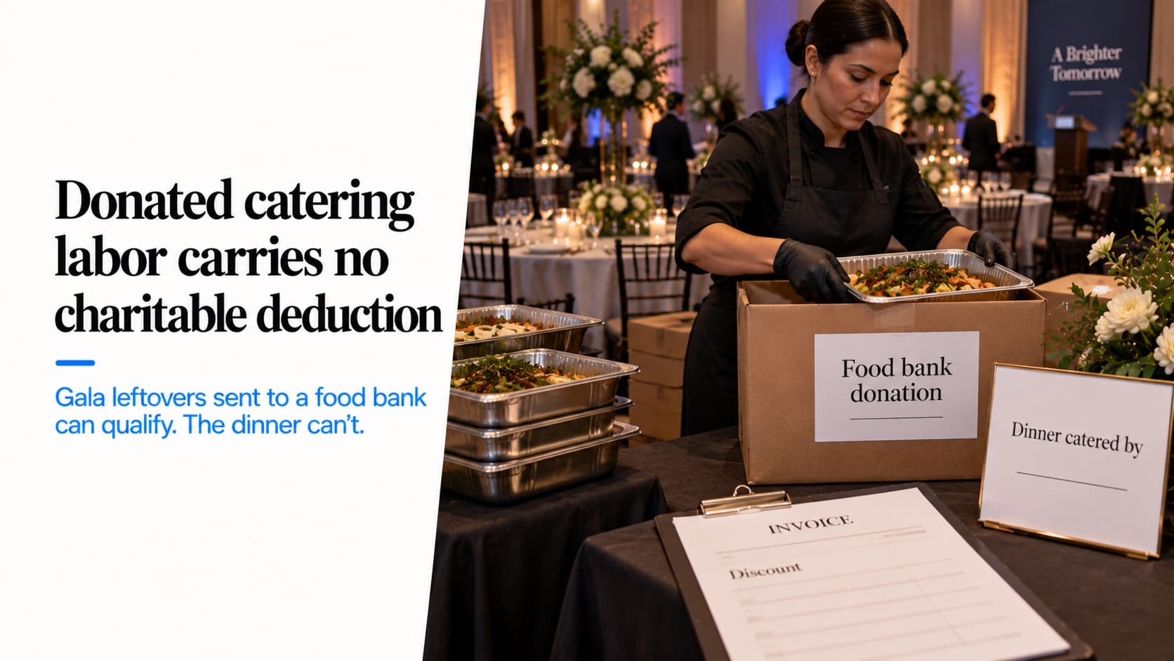 Catering donado para una gala: una empleada empaca las charolas que sobraron en una caja para un banco de alimentos después de la cena, junto a un letrero en blanco de 'cena a cargo de' y una factura con una línea de descuento